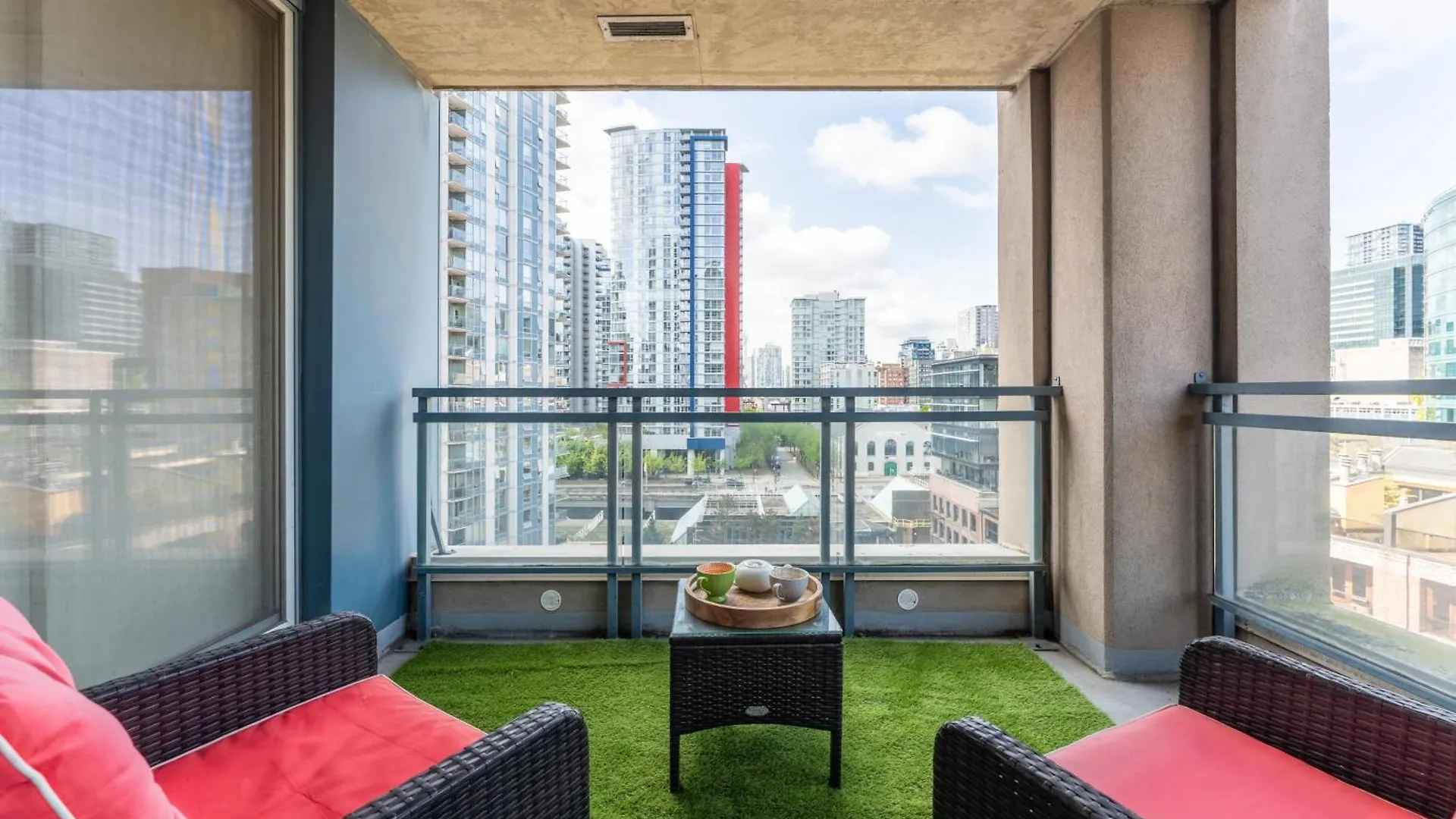 Your Dream Urban Oasis 2 Bedroom Apartment Minutes From Bc Place Ванкувер